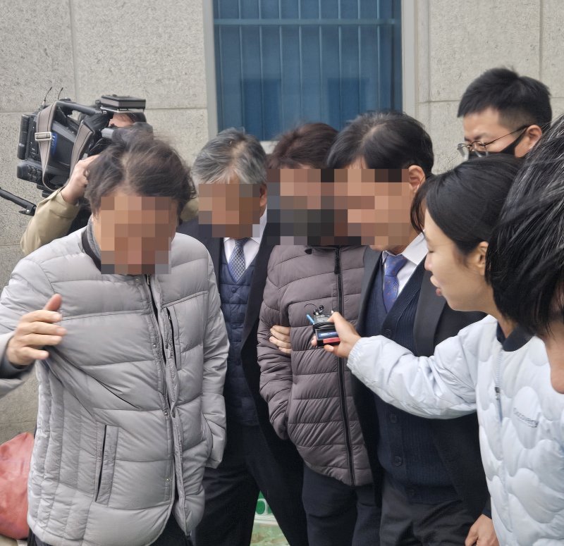 장애를 가지고 태어난 아기를 부모와 공모해 숨지게 한 혐의를 받고 있는 60대 산부인과 의사가 26일 오후 청주지방법원에서 구속 전 피의자 심문(영장실질심사)을 받고 나오고 있다.2024.11.26/뉴스1 이재규 기자