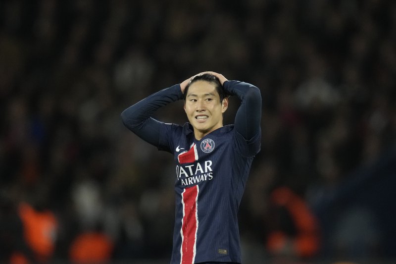 [파리=AP/뉴시스] 파리 생제르맹(PSG)의 이강인이 22일(현지시각) 프랑스 파리의 파르크 데 프랭스에서 열린 2024-25 유럽축구연맹(UEFA) 챔피언스리그(UCL) 리그 페이즈 3차전 PSV 에인트호번(네덜란드)과 경기 중 득점 기회를 놓친 후 아쉬워하고 있다. 이강인은 68분을 뛰었고 팀은 1-1 무승부를 기록했다. 2024.10.23.