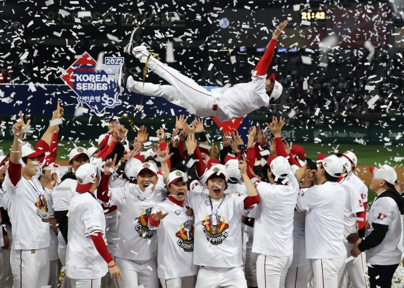 8일 오후 인천시 미추홀구 SSG 랜더스필드에서 열린 프로야구 '2022 신한은행 SOL KBO 포스트시즌' 한국시리즈 6차전 키움 히어로즈와 SSG 랜더스의 경기에서 4대3으로 승리하며 우승을 차지한 SSG 선수들이 김원형 감독을 헹가래 치고 있다. 2022.11.8/뉴스1 ⓒ News1 김진환 기자