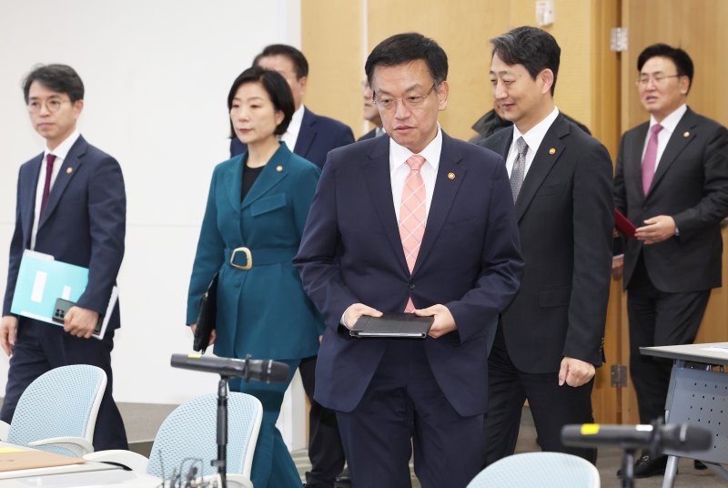 산업경쟁력 강화 관계장관회의 입장하는 최상목 부총리 (성남=연합뉴스) 홍기원 기자 = 최상목 부총리 겸 기획재정부 장관이 27일 오전 경기도 성남시 한국반도체산업협회에서 열린 산업경쟁력 강화 관계장관회의에 입장하고 있다. 2024.11.27 xanadu@yna.co.kr (끝)