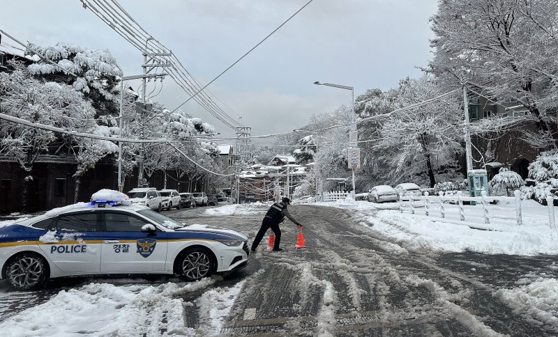 서울 전역에 대설주의보가 발효된 27일 서울 성북로에서 와룡공원으로 향하는 길을 통제하고 있다. 2024.11.27 /사진=뉴스1화상