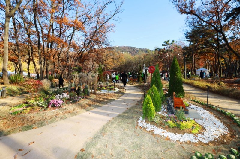 [서울=뉴시스]오미생태공원 내 백인백향기원.