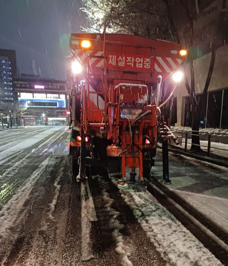 서울에 대설특보가 내려진 가운데 강서구가 장비 51대, 인력 400여 명을 동원해 긴급 제설작업을 하고 있다. 강서구 제공