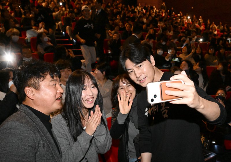 [광주=뉴시스] 김혜인 기자 = 영화 '서울의 봄' 에서 수도경비사령관 역을 맡은 정우성 배우가 17일 오후 광주 서구 CGV광주터미널점에서 열린 무대인사에서 관객과 사진을 찍고 있다. 12·12 군사쿠데타를 소재로 한 '서울의 봄'은 개봉 24일 만에(16일 기준)누적 관객수 849만 명을 돌파했다. 2023.12.17. hyein0342@newsis.com