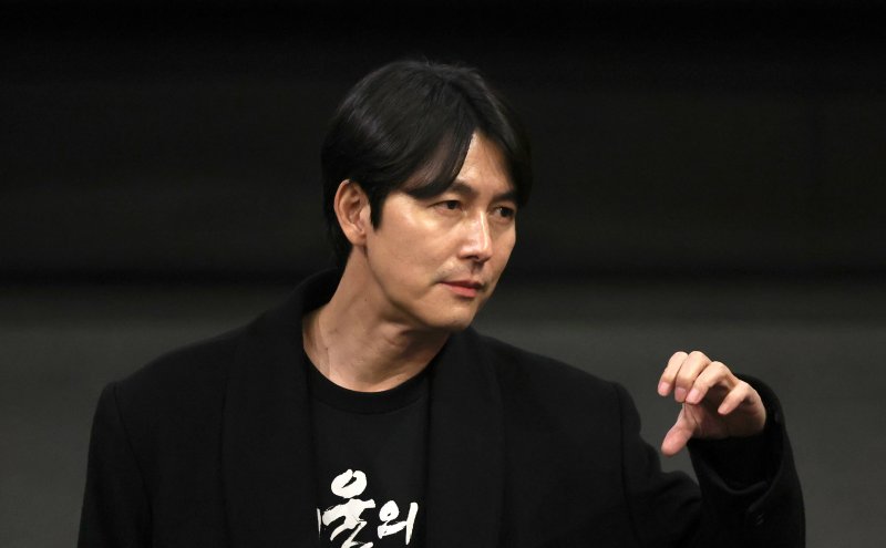 [서울=뉴시스] 김선웅 기자 = 영화 '서울의 봄' 출연 배우 정우성이 3일 서울 CGV 왕십리에서 무대인사를 하고 있다. 2023.12.03. mangusta@newsis.com