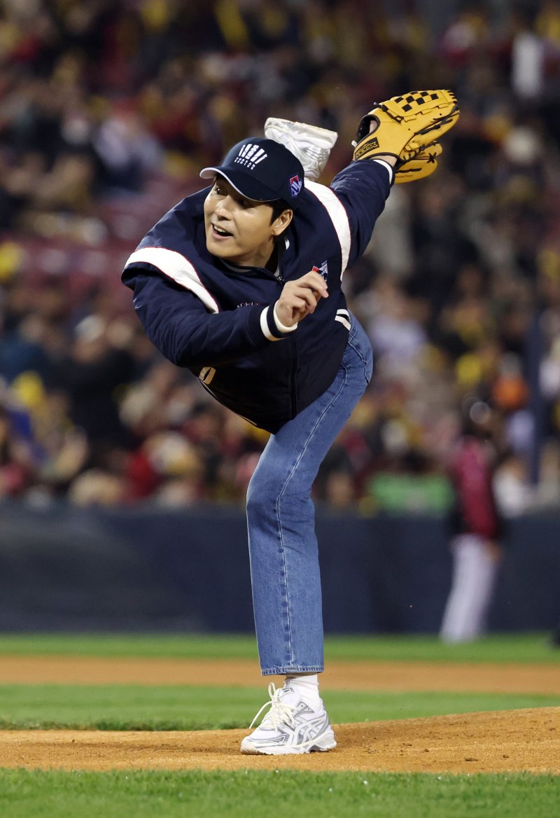 [서울=뉴시스] 고승민 기자 = 8일 서울 잠실야구장에서 열린 2023 KBO 포스트시즌 한국시리즈(KS) 2차전 LG 트윈스 대 KT 위즈 경기, 시구자로 나선 배우 정우성이 시구를 하고 있다. 2023.11.08. kkssmm99@newsis.com