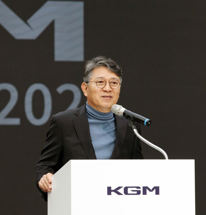 곽재선 KG모빌리티 회장이 지난 26일 경기 평택 본사에서 개최한 'KGM 베스트 어워드 2024' 시상식에서 격려사를 하고 있다. KGM 제공