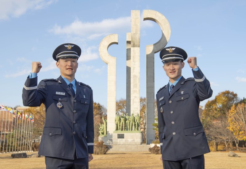 27일 공군교육사령부 대연병장에서 거행된 ‘제153기 학사사관후보생 임관식’을 통해 장교로 임관한 이도훈(왼쪽)·이도형 쌍둥이 형제는 축구선수에서 장교가 됐다. 사진=공군 제공