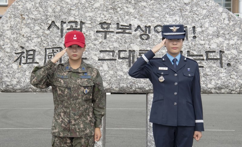 27일 공군교육사령부 대연병장에서 거행된 ‘제153기 학사사관후보생 임관식’을 통해 장교로 임관한 박혜원 소위(오른쪽)는 건강 문제로 세 번의 도전 끝에 입대와 임관에 성공했다. 먼저 임관한 장교교육대대 소대장 박혜정 소위(왼쪽, 중위 진급 예정)가 그의 동생이다. 사진=공군 제공