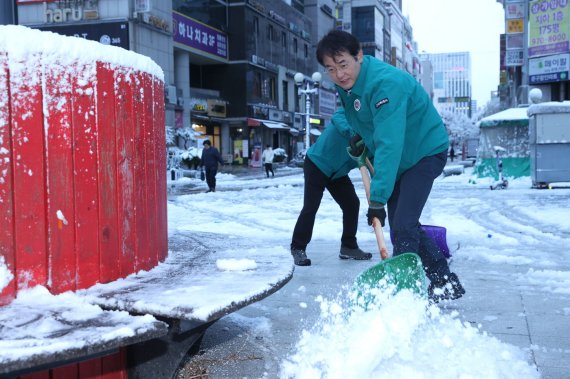 이동환 경기 고양시장이 27일 오전 화정역 광장에서 직원들과 함께 제설작업을 진행하고 있다. /고양시 제공