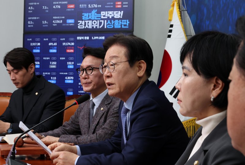 [서울=뉴시스] 조성우 기자 = 이재명(왼쪽 세 번째) 더불어민주당 대표가 27일 오전 서울 여의도 국회에서 열린 최고위원회의에서 발언하고 있다. 2024.11.27. xconfind@newsis.com