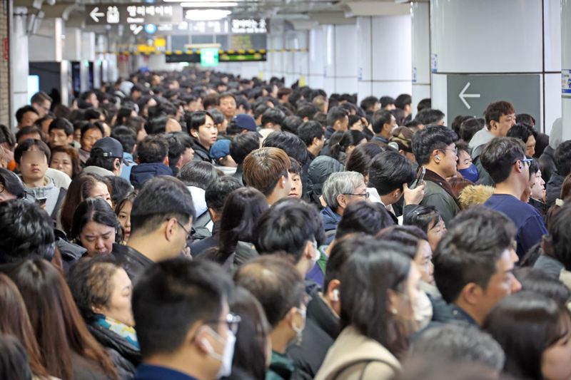 대설주의보가 발효된 27일 대중교통을 이용하려는 시민들로 서울 사당역이 붐비고 있다. 사진=박범준 기자