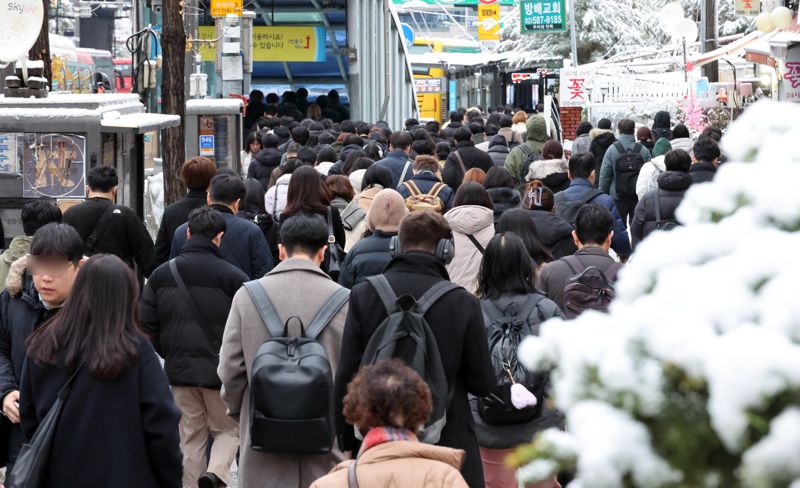 대설주의보가 발효된 27일 서울 사당역 인근 시민들이 버스에서 내려 지하철로 환승하기 위해 종종걸음으로 이동하고 있다. 사진=박범준 기자