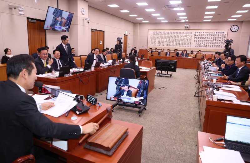 정청래 국회 법사위원장이 27일 오후 서울 여의도 국회에서 열린 법제사법위원회 전체회의에서 '여당 추천 배제' 상설특검 규칙 개정안에 대해 가결을 선언하며 의사봉을 두드리고 있다. 뉴시스