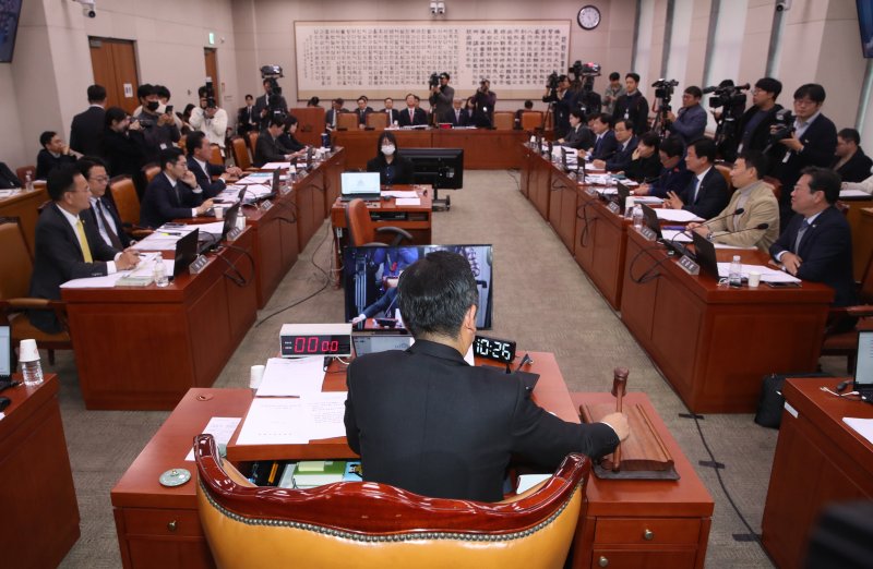 정청래 국회 법사위원장이 27일 오전 서울 여의도 국회에서 열린 법제사법위원회 전체회의에서 강백신 수원지검 성남지청 차장검사, 엄희준 인천지검 부천지청장에 대한 탄핵소추사건 조사계획서 채택의 건을 의결하고 있다. 2024.11.27/뉴스1 ⓒ News1 이광호 기자