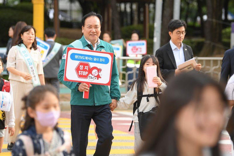 [오산=뉴시스] 이권재 오산시장이 '아이 먼저' 어린이 교통안전 캠페인에 동참하고 있는 모습 (사진 = 오산시 제공) 2024.11.27. photo@newsis.com