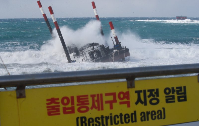 제주 지역 기상이 악화한 27일 제주시 한경면 앞바다에 해상 발사체 지지대 역할을 하는 바지선(플랫폼)이 강한 파도에 휩쓸려 좌초돼 있다. 뉴시스