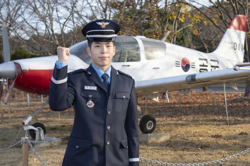 27일 공군교육사령부 대연병장에서 거행된 ‘제153기 학사사관후보생 임관식’을 통해 장교로 임관한 조민기 소위. 조 소위는 공군 장교의 꿈을 이루기 위해 4개월간 120kg에서 70kg까지 감량하는데 성공했다. 사진=공군 제공