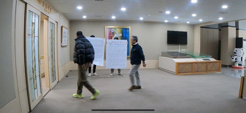 진천선수촌을 방문한 이기흥 체육회장(중앙)과 시위를 벌이는 체육회 노조 조합원들 (출처=연합뉴스)