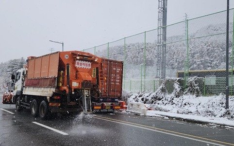 원주시가 지난달 폭설 당시 제설 작업을 하는 모습. 뉴스1