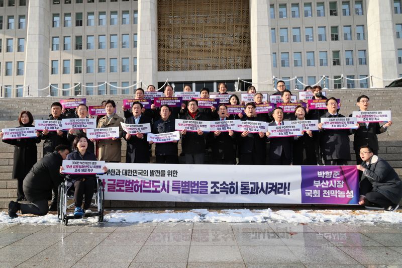 박형준 부산시장이 27일 서울 여의도 국회 앞에서 열린 부산 글로벌허브도시 특별법 조속 통과를 촉구하는 천막농성 기자회견에서 발언하고 있다. 부산시 제공