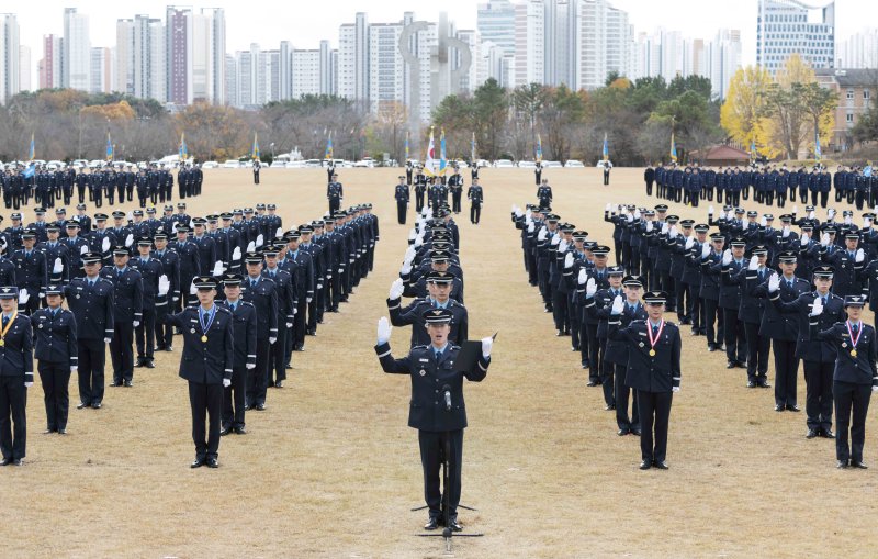 공군은 27일, 공군교육사령부 대연병장에서 최춘송 공군교육사령관(소장) 주관으로 ‘제153기 학사사관후보생 임관식’을 거행했다. 사진은 임관선서를 진행하고 있는 신임장교들. 사진=공군 제공