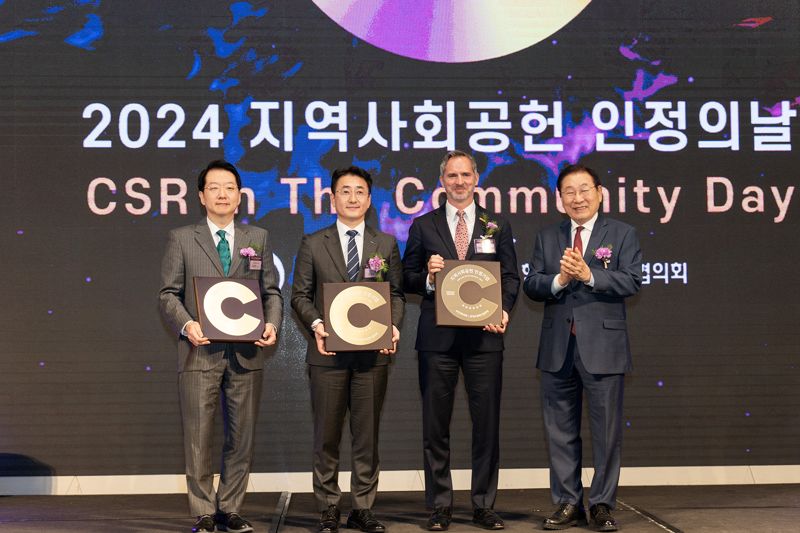 HS효성 이주한 상무(왼쪽에서 첫 번째), 한국사회복지협의회 김성이 회장(오른쪽에서 첫 번째)이 27일 서울드래곤시티 호텔에서 열린 ‘2024년 지역사회공헌 인정의 날 행사’에서 기념 사진을 촬영하고 있다. HS효성 제공