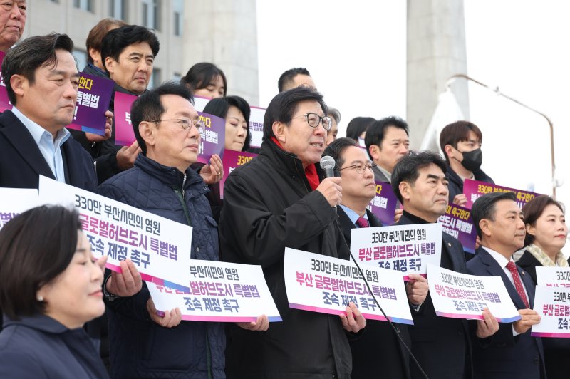 박형준 부산시장이 27일 국회 본청 앞에서 열린 '부산 글로벌허브도시 특별법 제정 촉구 기자회견'에서 발언을 하고 있다. 연합뉴스