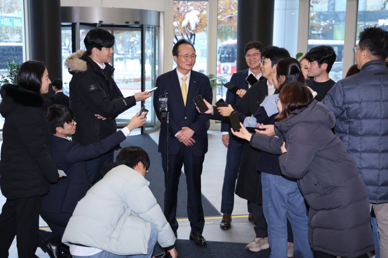 차기 KB국민은행장 후보로 선정된 이환주 KB라이프생명보험 대표이사가 28일 오전 서울 강남구 KB라이프생명 본사로 출근하며 취재진의 질의에 답변하고 있다. 이 대표가 국민은행장으로 취임할 경우 KB금융 타 계열사 대표가 은행장으로 취임한 첫 사례가 된다. 사진=뉴스1