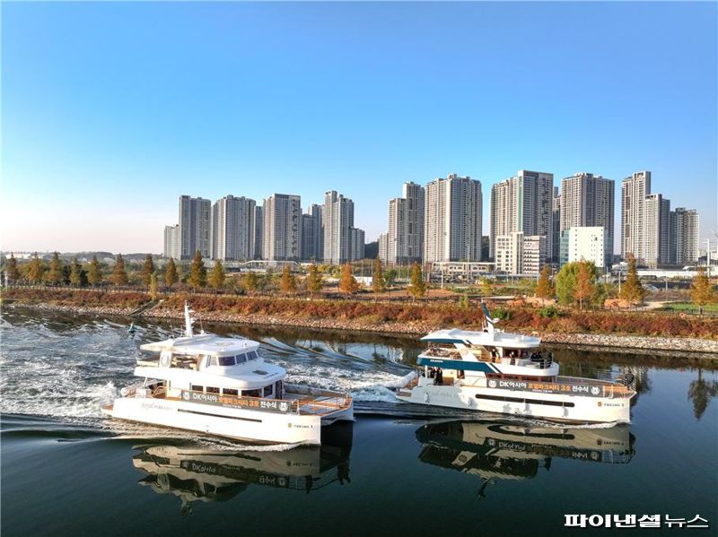 경인아라뱃길을 운항 중인 DK아시아의 로열파크씨티 1호(왼쪽)와 3호, DK아시아 제공