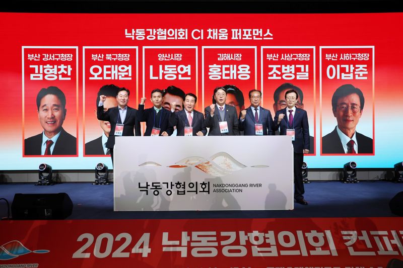 지난 27일 김해 롯데호텔앤리조트에서 ‘2024 낙동강협의회 컨퍼런스’가 열렸다. 김형찬 부산 강서구청장(왼쪽부터), 오태원 부산 북구청장, 나동연 양산시장, 홍태용 김해시장, 조병길 부산 사상구청장, 이갑준 부산 사하구청장이 기념사진을 촬영하고 있다. 양산시 제공