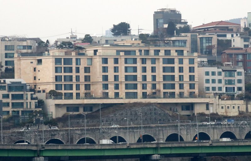 [서울=뉴시스] 고범준 기자 = '파르크한남'이 역대 아파트 최고 매매가를 경신했다. 국토교통부 실거래가 공개시스템에 따르면 파르크한남 2층의 전용면적 268.95㎡가 지난 13일 120억원에 팔려 신고가를 기록했다 밝혔다. 24일 오후 서울 용산구 한남동 파르크한남 모습. 2021.12.24. bjko@newsis.com