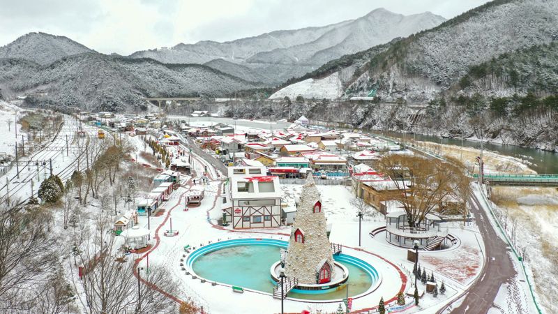 눈이 내려 온 마을이 새하얀 경북 봉화 '분천 산타마을'. 한국관광공사 제공