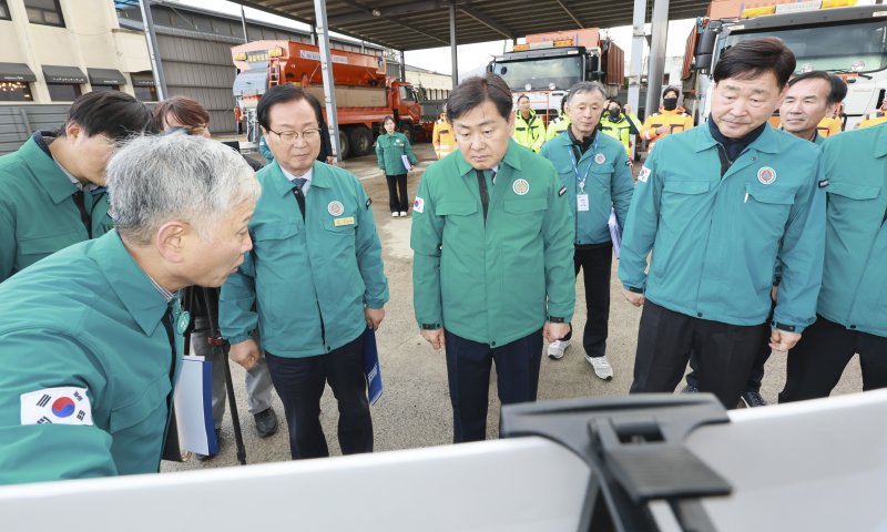 김관영 전북특별자치도지사(중앙)가 28일 완주 제설전진기지를 찾아 시설을 점검했다. 전북도 제공