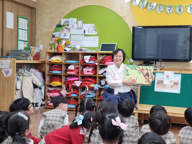 이야기할머니 활동 모습. 문화체육관광부 제공