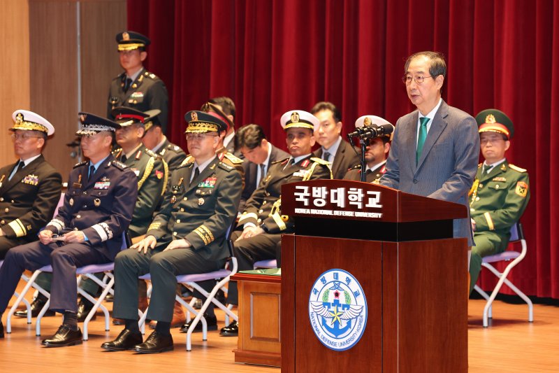 한덕수 국무총리가 28일 오전 충남 논산시 국방대학교 컨벤션센터에서 열린 국방대학교 안보과정 졸업식에서 축사하고 있다. 사진=연합뉴스