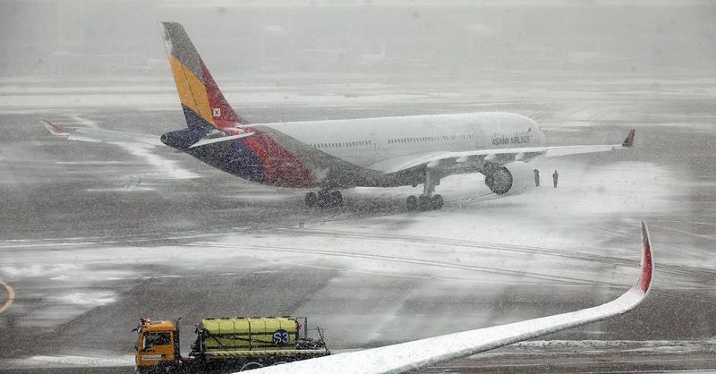 수도권을 중심으로 큰 눈이 내린 27일 인천국제공항 제1터미널에서 항공기가 이륙을 위해 활주로로 이동하고 있다. 사진=연합뉴스