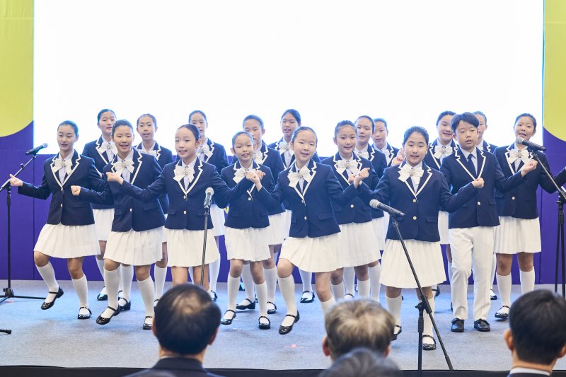 [부산=뉴시스] 28일 부산 벡스코에서 열린 제1회부산국제아동도서전에서 부산시립소년소녀합창단이 축하무대를 선보이고 있다.(사진=대한출판문화협회 제공) 2024.11.28. photo@newsis.com *재판매 및 DB 금지