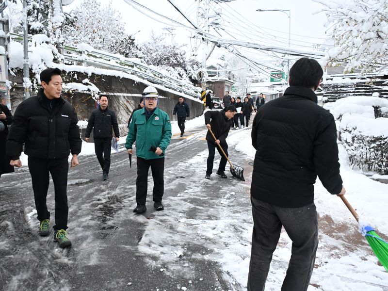 오세훈 시장이 28일(목) 오전 종로구 부암동 일대를 방문해 제설 현장을 점검하고 있다. 서울시 제공