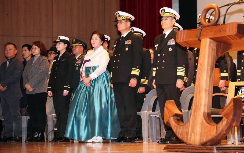 제33대 해군작전사령관 취임식이 열린 28일 오전 부산 남구 해군작전사령부 대강당에서 황선우(앞줄 오른쪽 두번째) 신임 사령관과 양용모(맨 오른쪽) 해군참모총장 등이 해군가를 제창하고 있다. 사진=뉴시스