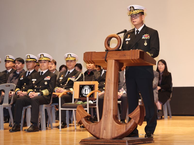 제32·33대 해군작전사령관 이·취임식이 열린 28일 부산 남구 해군작전사령부 대강당에서 신임 사령관 황선우 중장이 취임사를 하고 있다. 사진=연합뉴스