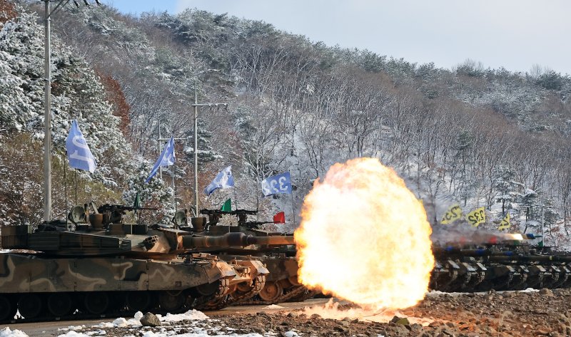 육군 30기갑여단 전차대대 장병들이 28일 경기도 양주시 노야산훈련장에서 전차포 사격훈련을 하고 있다. 이번 전차포 사격훈련은 장병 500여 명과 K1A2전차, K1구난전차 등 궤도장비 70여 대가 참가해 전투 상황 하 편제장비 조작 능력 향상과 단차 단위 사격능력 배양, 승무원 자격 사격 등 개인과 단차별 실전적 전투기술 숙달에 중점을 두고 실시됐다. 사진=뉴스1