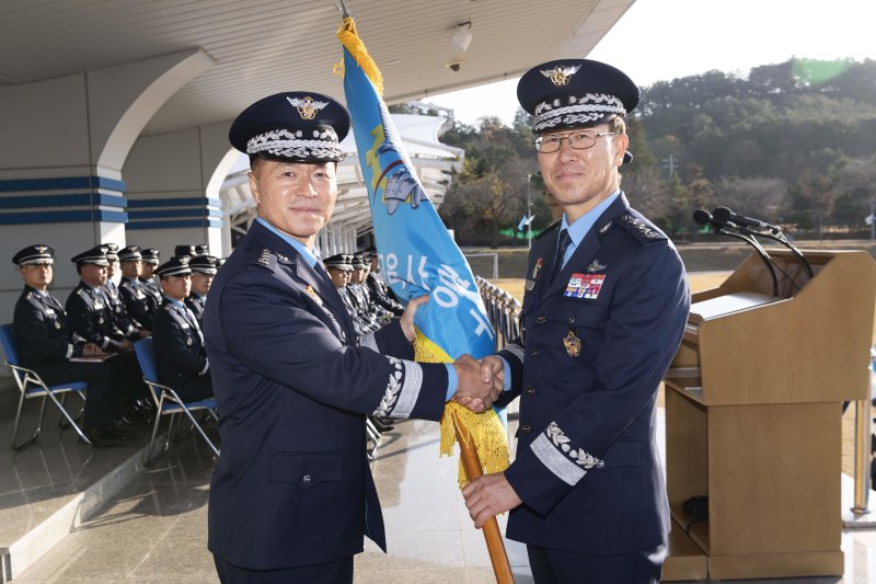 손석락 공군교육사령관(오른쪽)이 28일 교육사령부 연병장에서 이영수 공군참모총장으로부터 지휘권을 상징하는 부대기를 이양받고 있다. 사진=공군교육사 제공