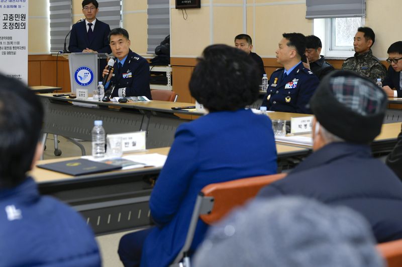 공군은 국민권익위원위가 28일 충남 보령시 대천5동 행정복지센터에서 개최한 현장 조정회의에 참석해, 대천 사격장 인근지역 주민들의 고충 해결을 위한 관계기관과 조정서를 체결했다. 사진은 관계기관 대표들이 조정서를 체결하고 기념촬영하고 있는 모습.