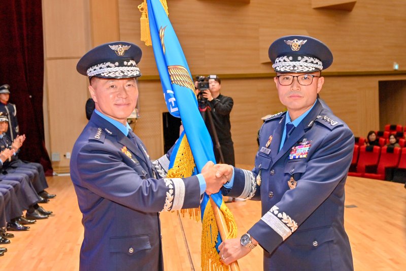 28일 이영수 공군참모총장(왼쪽)이 차준선 57대 공군사관학교장에게 부대기를 수여하고 있다. 사진= 공군사관학교 제공