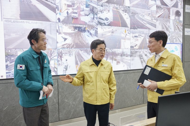 28일 김동연 경기도지사(왼쪽)가 폭설 대응에 대한 대응 상황을 점검하고 있다. 경기도 제공