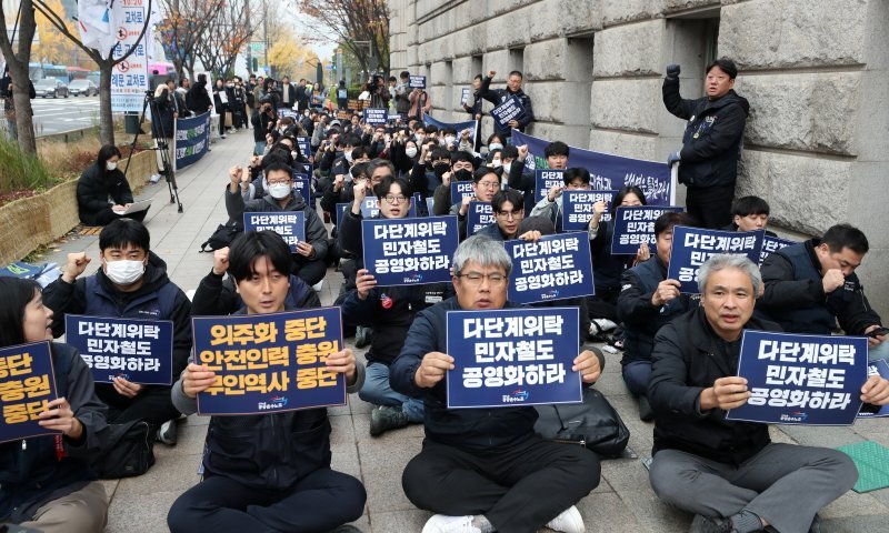 거리로 나와 파업 투쟁을 벌이고 있는 철도 노조원들. /사진=뉴스1