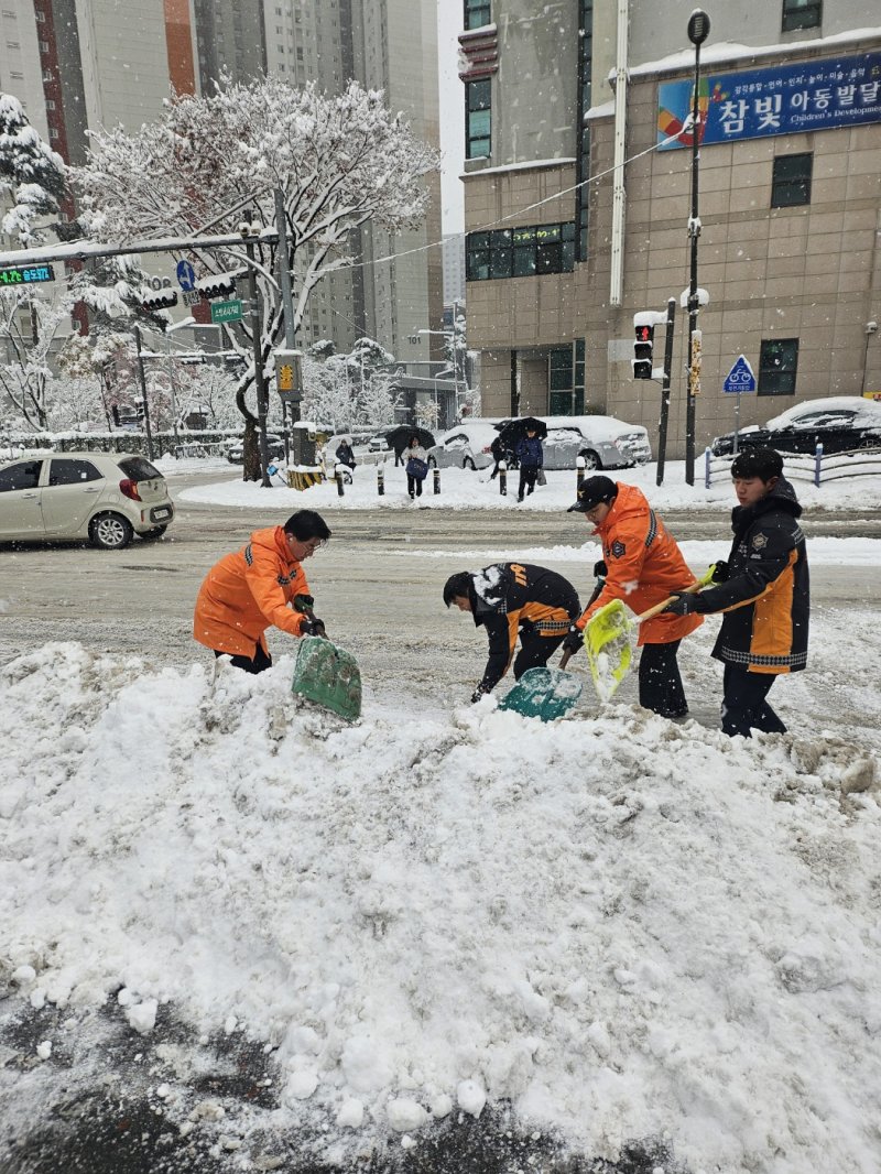 [안산=뉴시스] 경기 안산소방서 직원들이 28일 청사 주변과 인근 도로 제설 작업에 나서는 등 시민 안전 확보에 힘썼다. 안산소방 임직원 30여명은 전날부터 밤샘 구조 작업을 벌인 뒤 바로 이날 오전 제설 작업에 나섰다. (사진=경기도소방재난본부 제공) 2024.11.28. photo@newsis.com *재판매 및 DB 금지