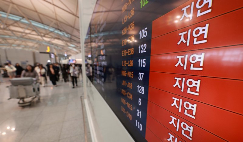 [인천공항=뉴시스] 고범준 기자 = 117년 만에 기록적인 폭설이 내린 28일 오후 인천국제공항 제1여객터미널 출발층 전광판에 '지연' 안내문이 나오고 있다. 2024.11.28. bjko@newsis.com