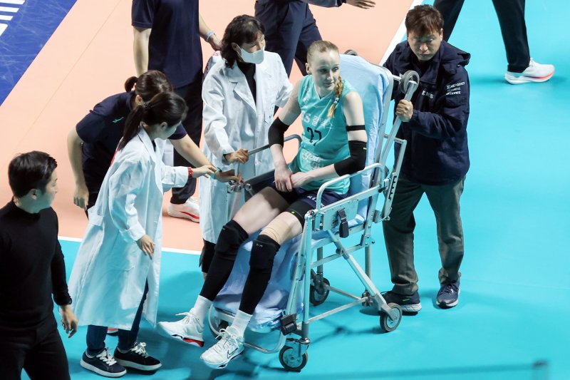 28일 오후 서울 중구 장충체육관에서 열린 프로배구 '도드람 2024-2025 V-리그' 여자부 GS칼텍스 서울KIXX와 흥국생명 핑크스파이더스의 경기에서 GS칼텍스 스테파니 와일러가 부상을 당해 코트를 떠나고 있다. 2024.11.28/뉴스1 ⓒ News1 민경석 기자